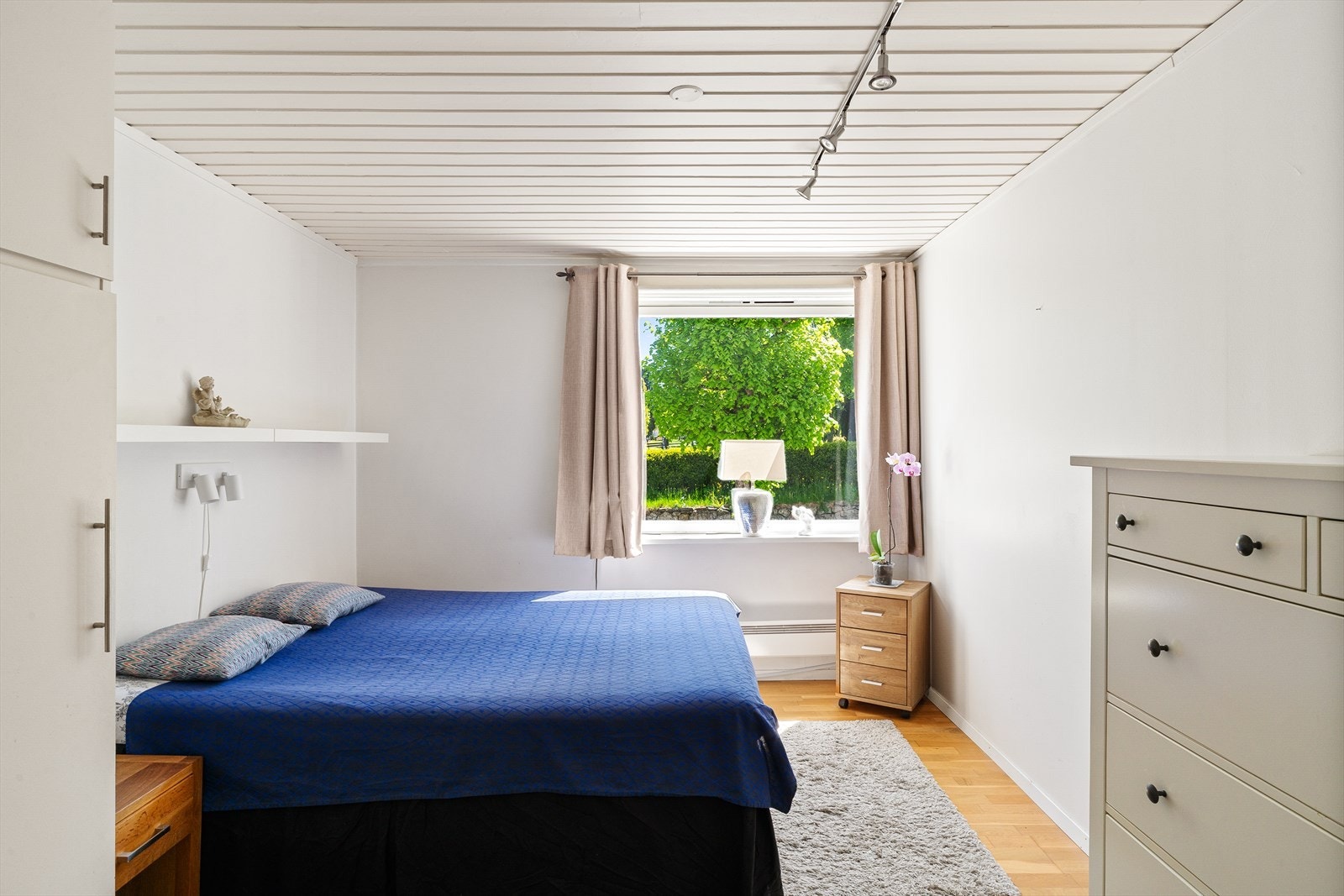 Hovedsoverom av god størrelse med plass til dobbeltseng, garderobeskap og kommode. Galleribilde