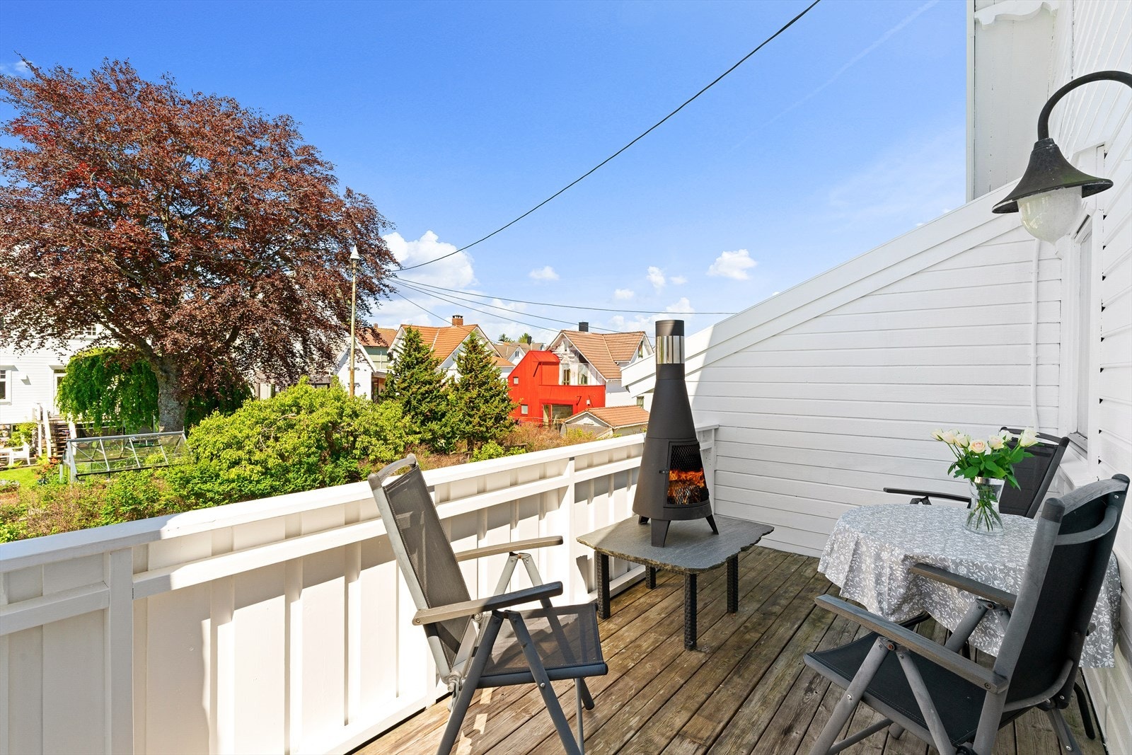 Balkongen byr på sol fra ca. kl. 14-21 og flott utsikt over nærområdet. Galleribilde