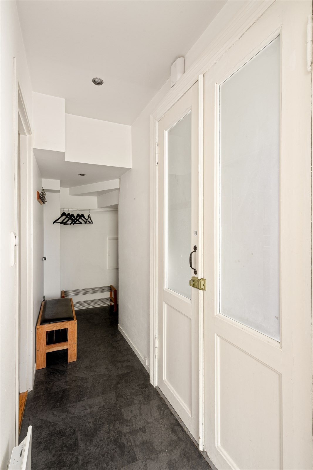 Romslig gang med plass til å henge fra seg yttertøy og sette fra seg sko. Galleribilde