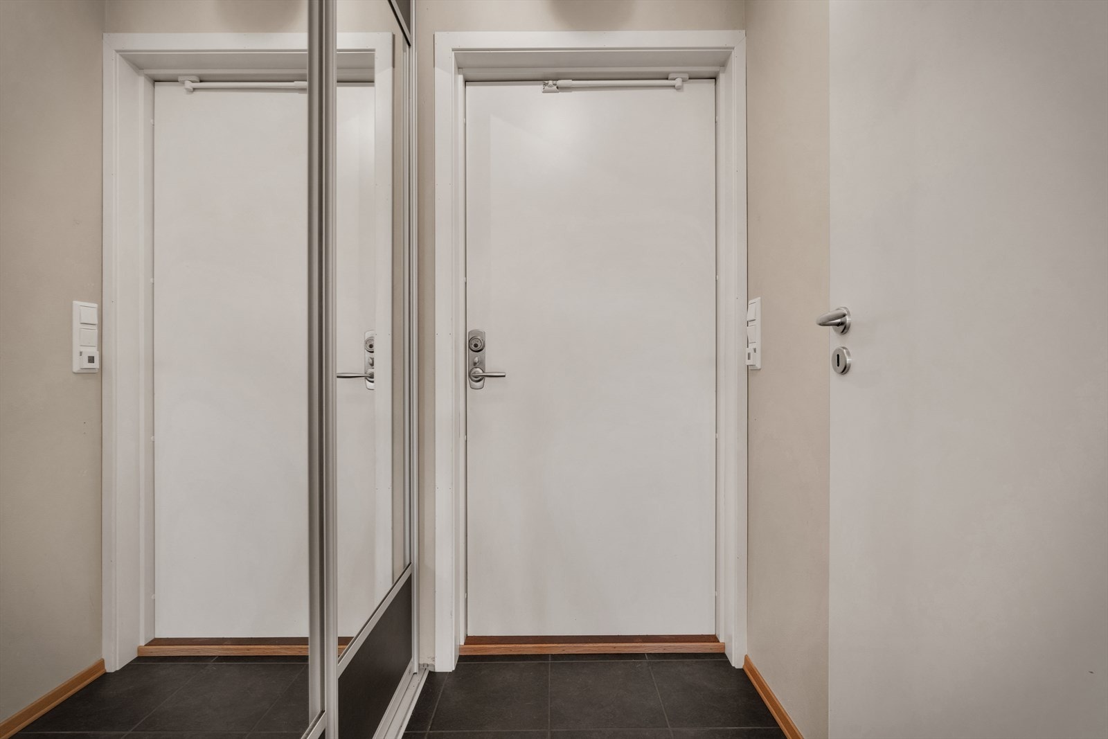 - Merk praktisk skyvedørsgarderobe med speildører - Galleribilde