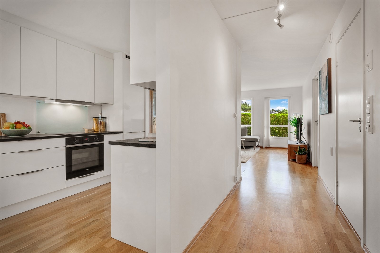 - Romslig mellomgang på 4,3m² - Galleribilde