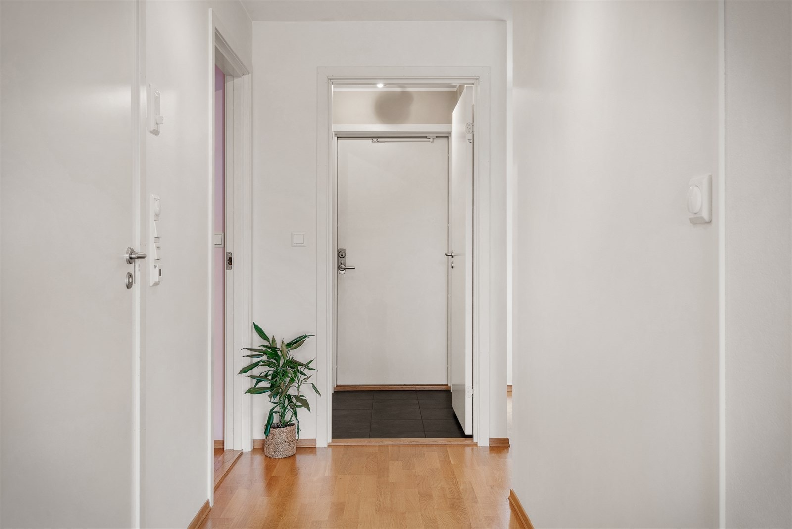 - Entréen måler 2,6m² og har behagelig varme i gulv - Galleribilde
