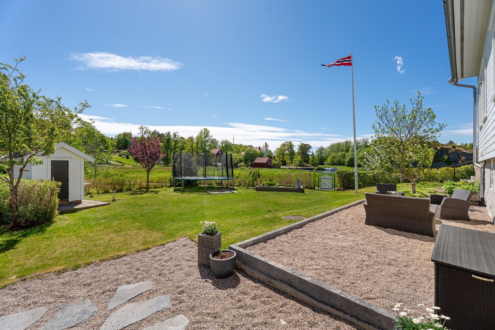 Uteplassen ved inngangen. Galleribilde