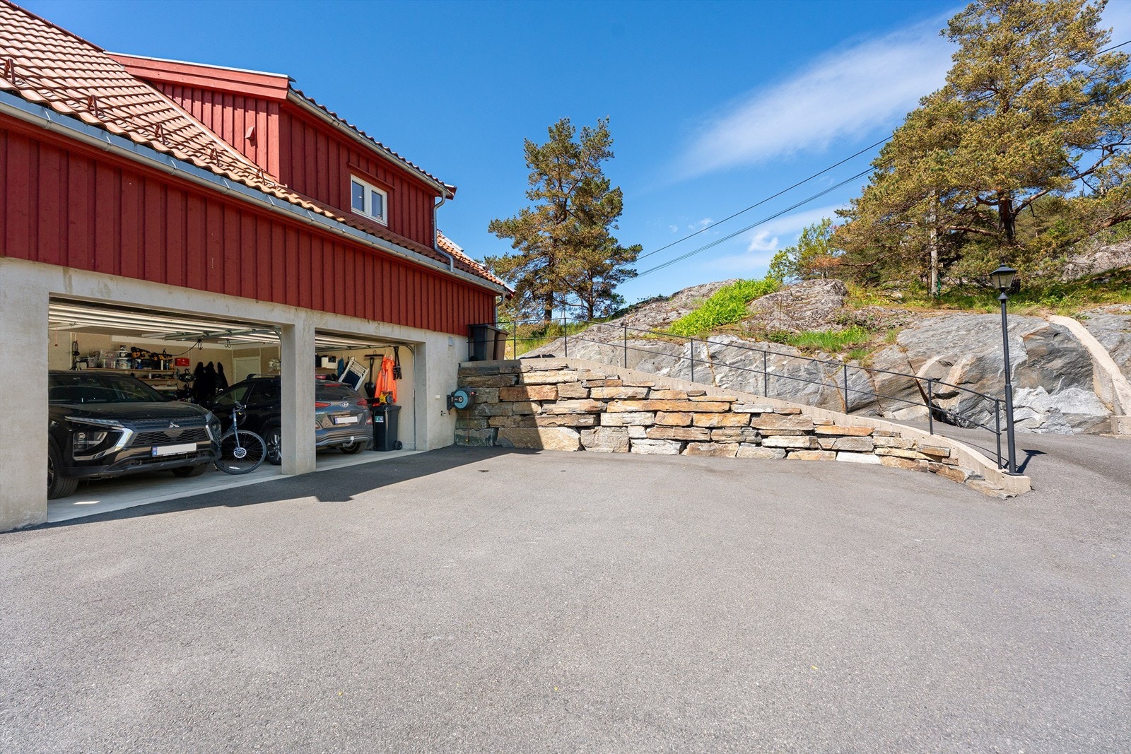 På fremsiden av den doble garasjen. Galleribilde