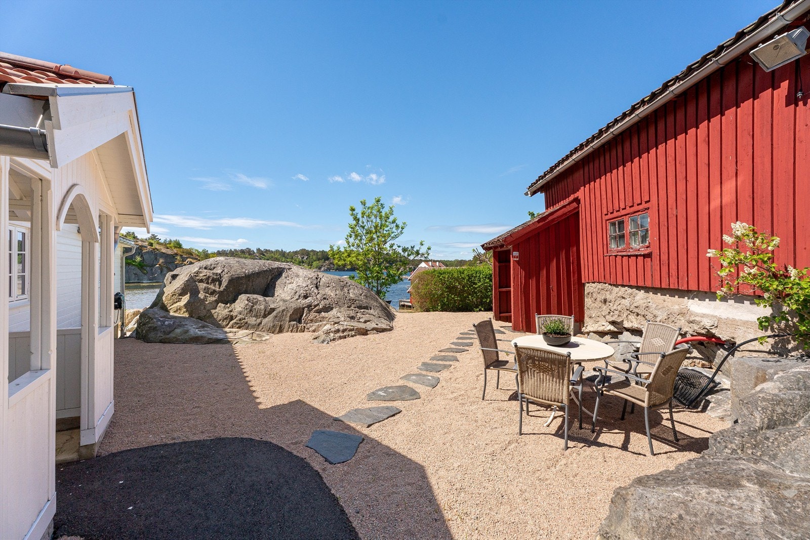 Flott utsikt også mellom bolig og låve. Galleribilde