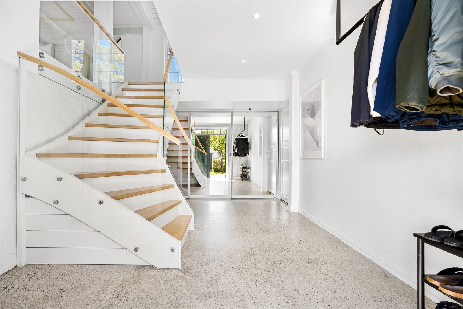 Velkommen inn. Gang med garderobe i enden, Galleribilde