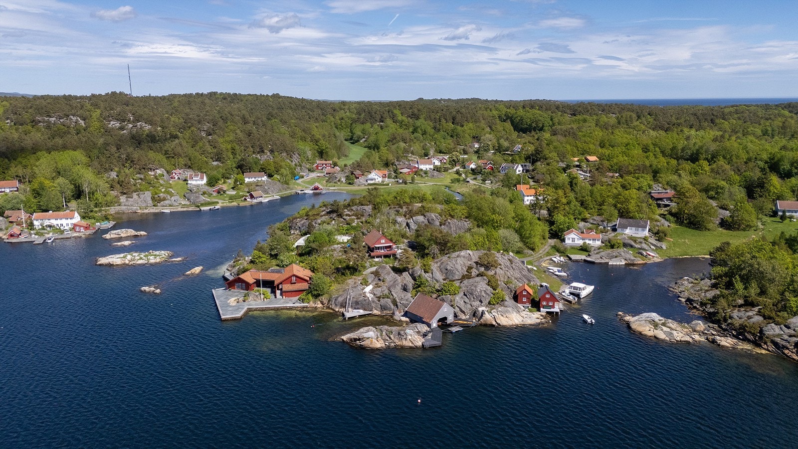 Sjøbua til høyre i bildet og boligen midt i bildet. Galleribilde