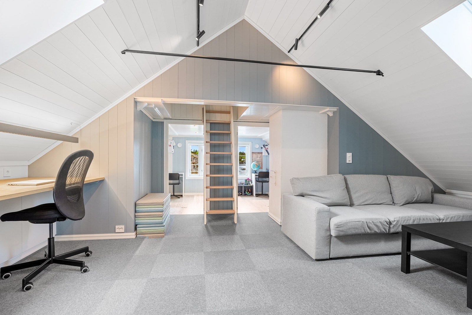 Videre opp trappen finner du boligens andre stue/kontor og to soverom. Galleribilde