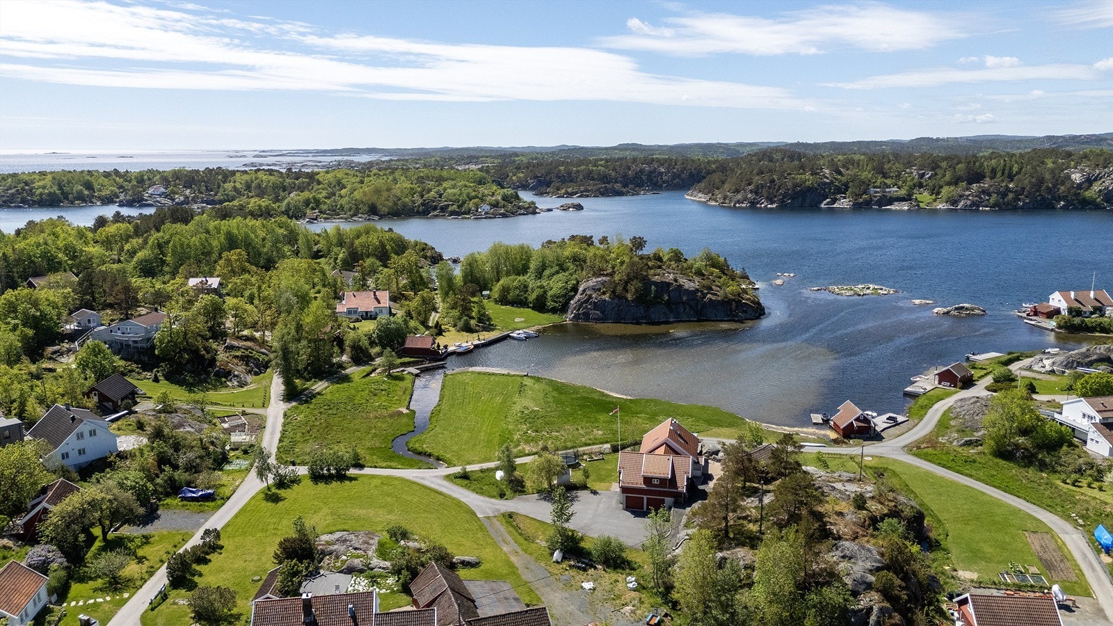 Mot fjorden og havet. Ullerøya og Kragsøya. Galleribilde