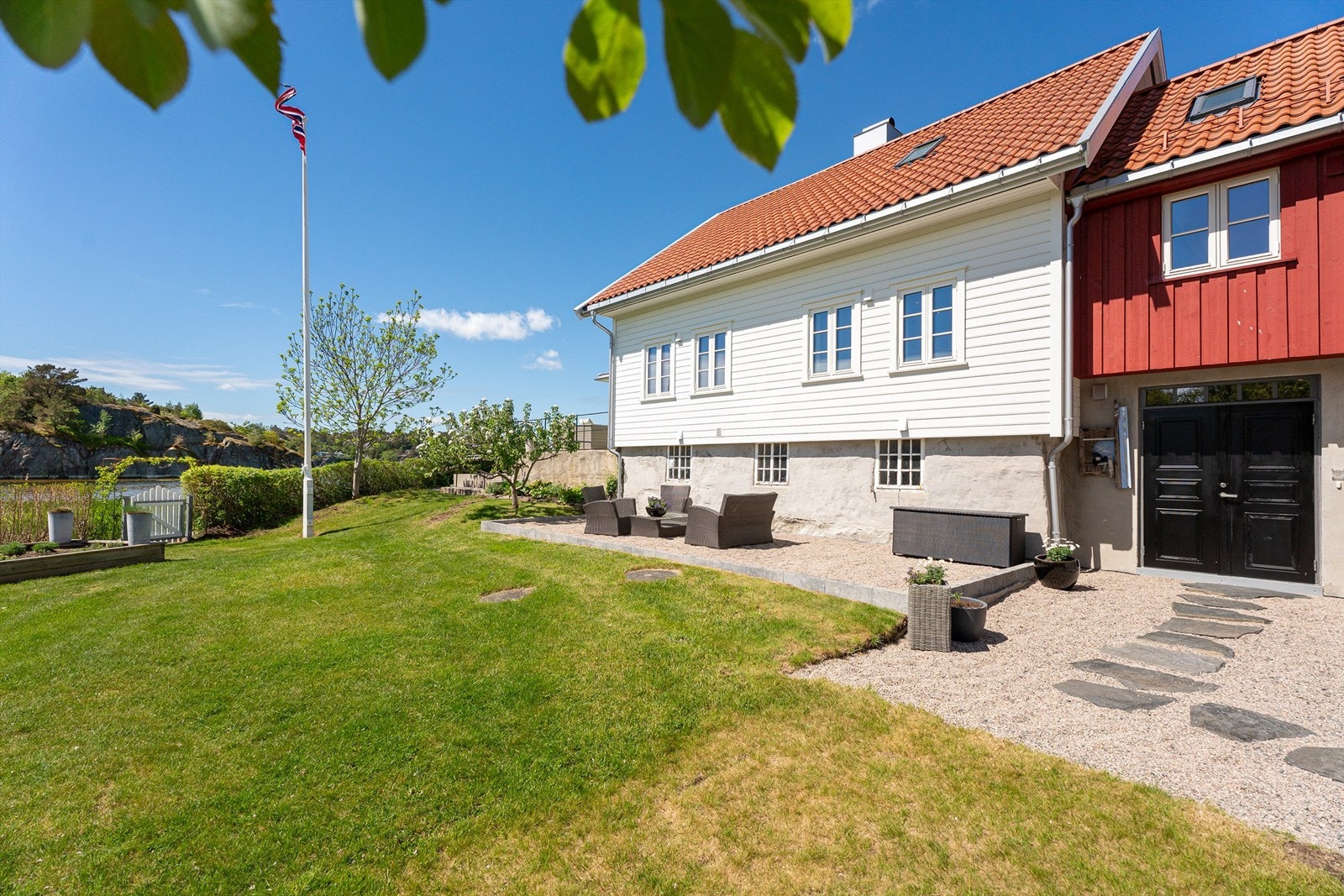 Inngang til boligens underetasje/garasje til høyre. Galleribilde