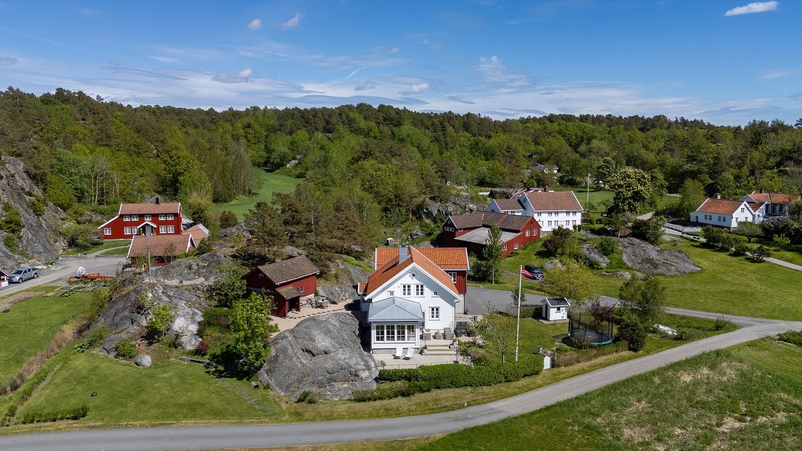 Solrik beliggenhet i naturskjønne omgivelser. Galleribilde