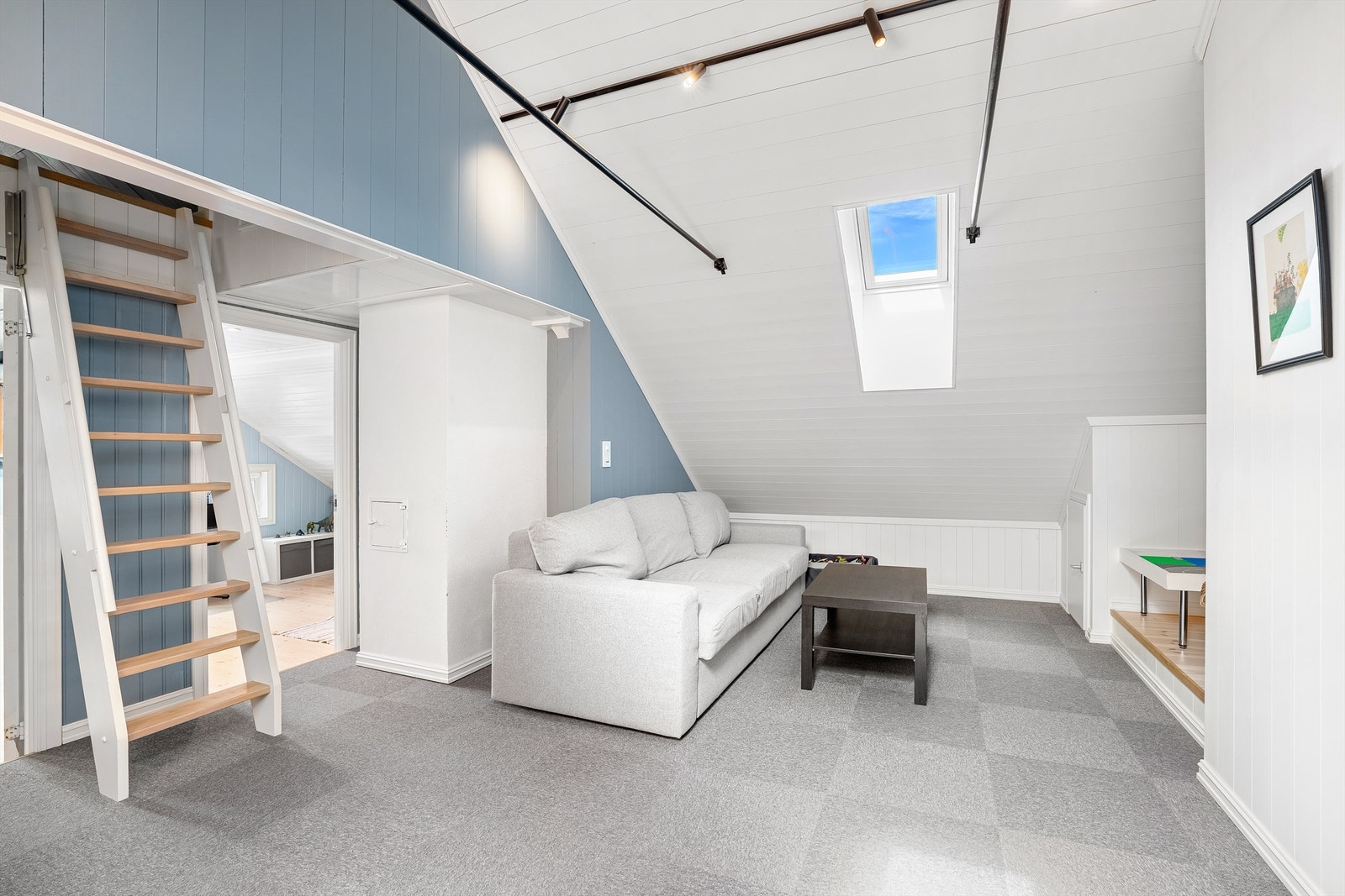 Stue/kontor med trapp opp til hems. Galleribilde