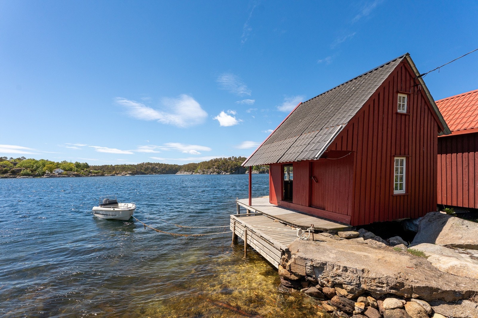 Tilhørende del av sjøbu og båtplass. Delen til høyre. Galleribilde