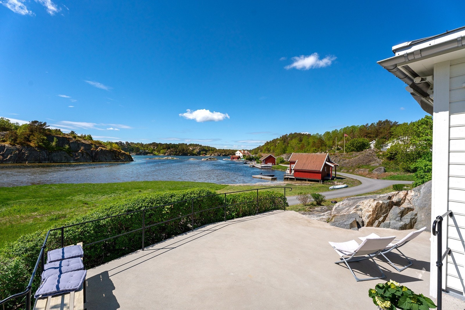 Nydelig utsikt ut mot fjorden. Galleribilde