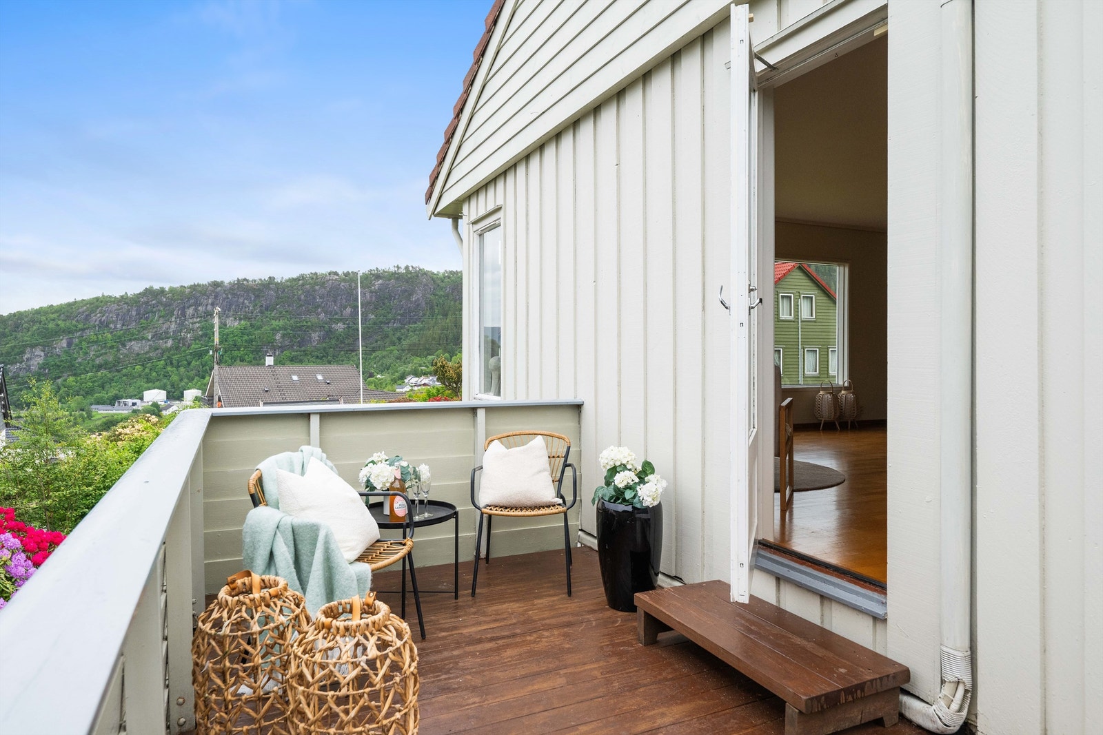Solrik liten terrasse med utgang fra stuen Galleribilde