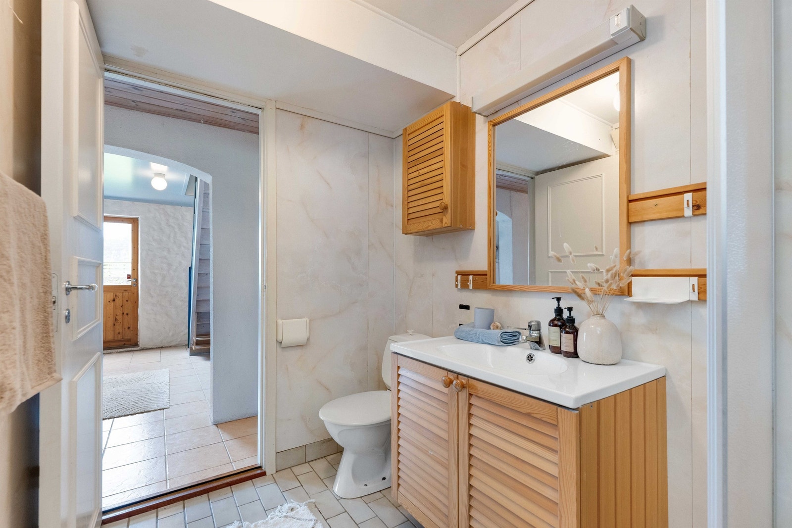 Badet i underetasjen er av eldre dato og må påregnes renovering Galleribilde