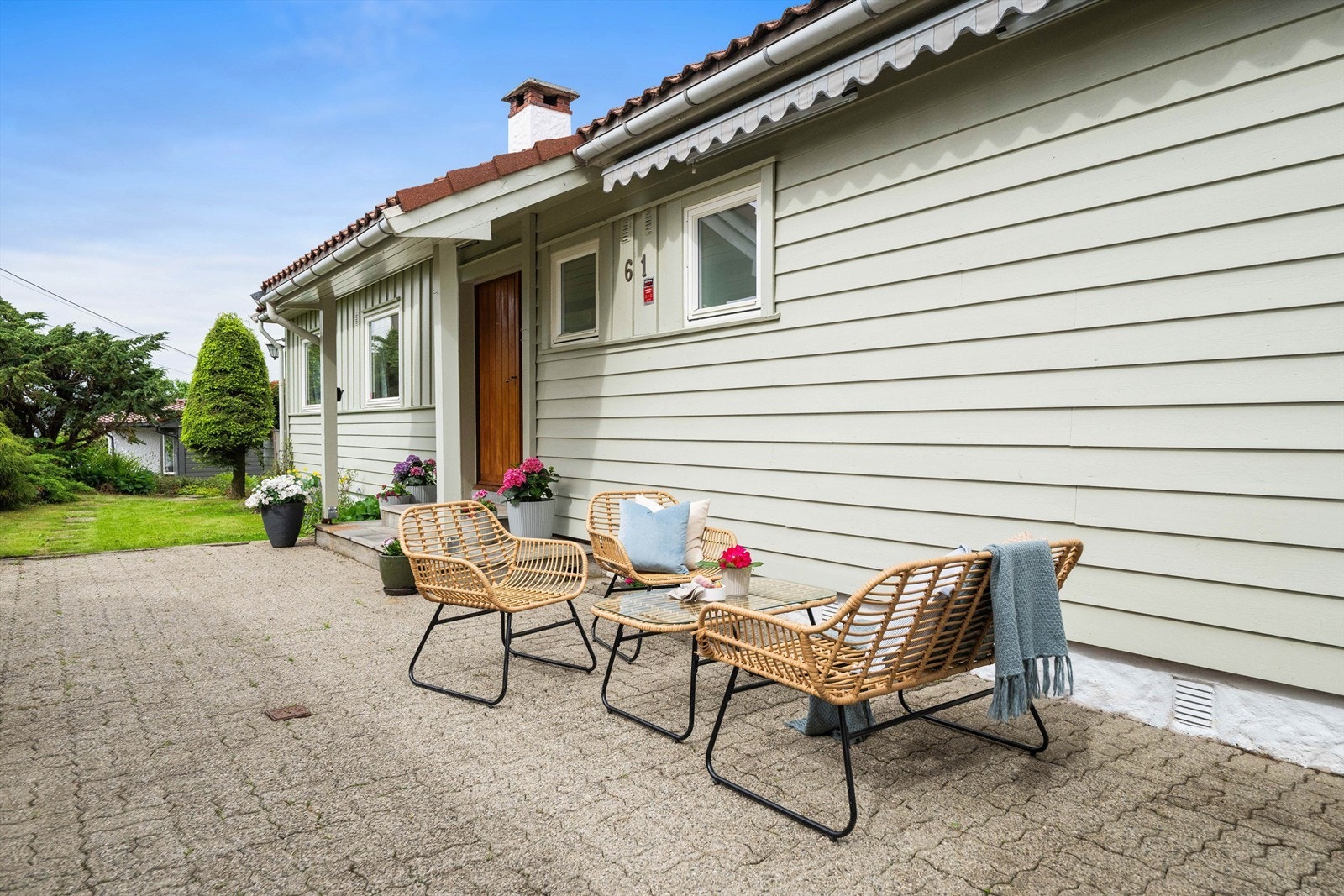 MIdtsommers er det i følge selger sol fra tidlig morgen til 23:15 Galleribilde
