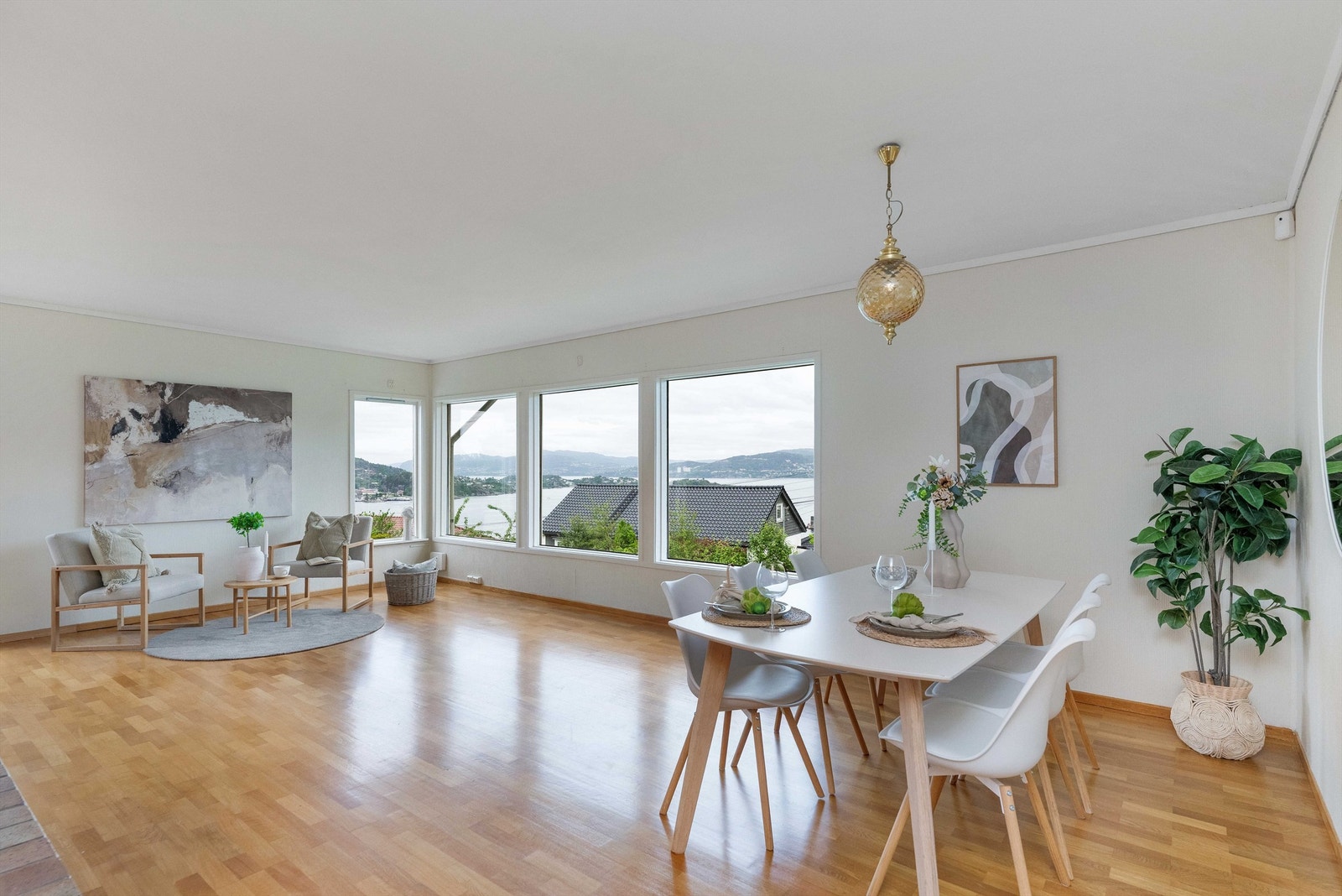 God plass til stort spisebord Galleribilde
