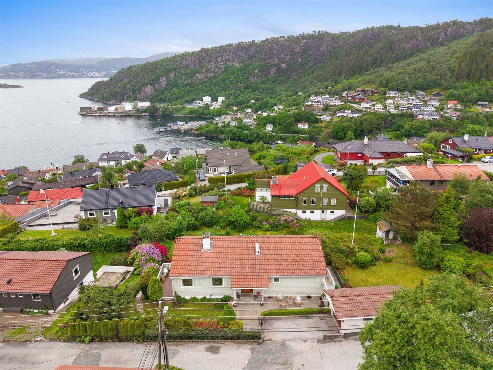 Selger har nylig skilt ut og solgt en tomt på høyre side av boligen hvor det er prosjektert en enebolig med garasje Galleribilde