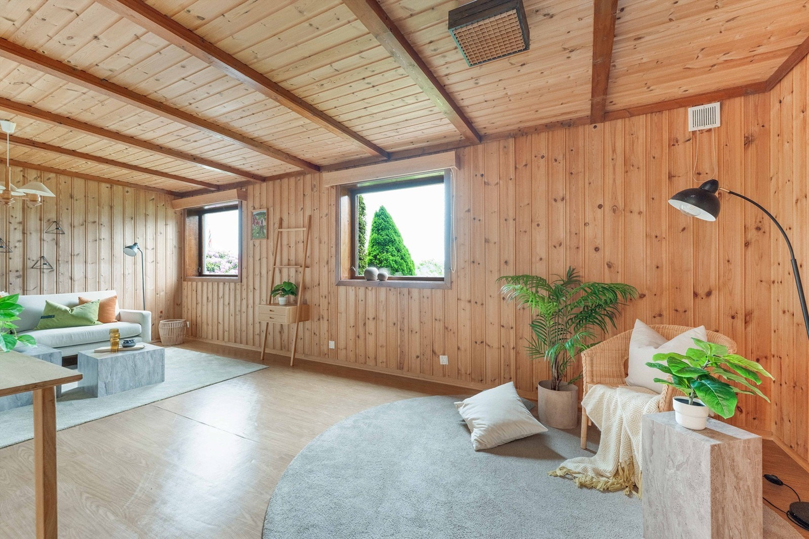 Praktisk kjellerstue med panelte vegger og tak som gir en lun hyttefølelse. Her er det også varme i gulvet. Galleribilde