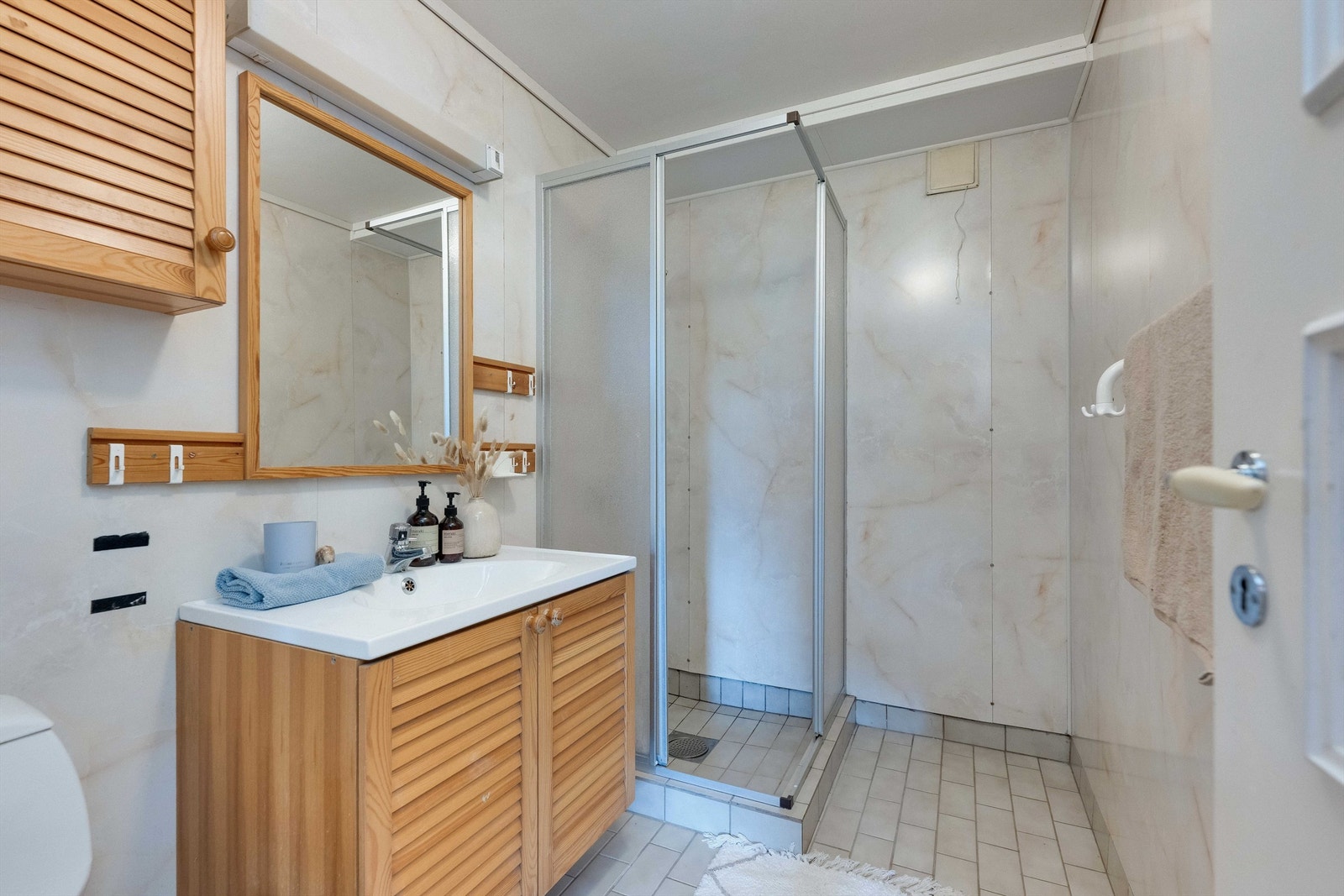 Badet har flislagt gulv med varme, og baderomsplater på veggene Galleribilde