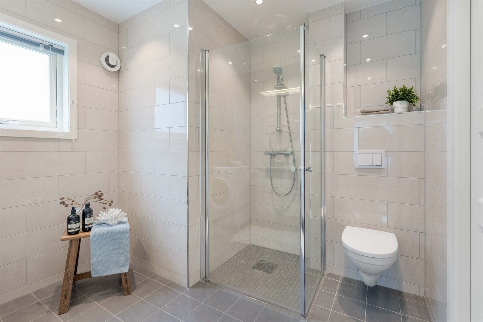 Badet er helfliset med varmekabler fra 2018 og har mekanisk avtrekksventil. Arbeidet er utført av Straume VVS. Galleribilde