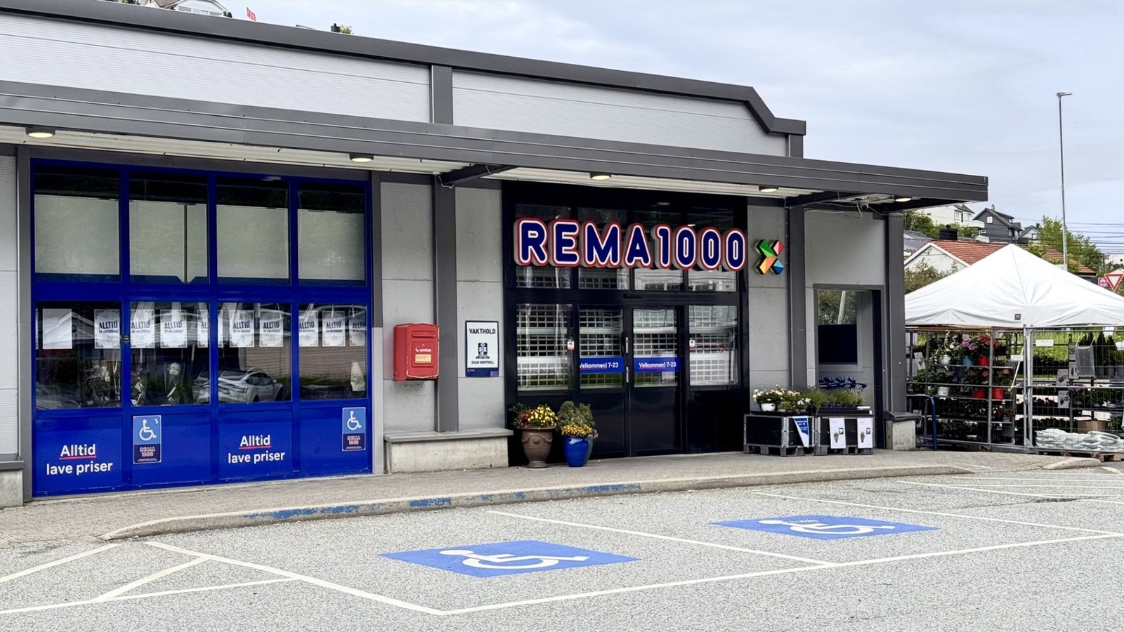 Ca 14 minutter å gå til Rema 1000 Kjøkkelvik Galleribilde
