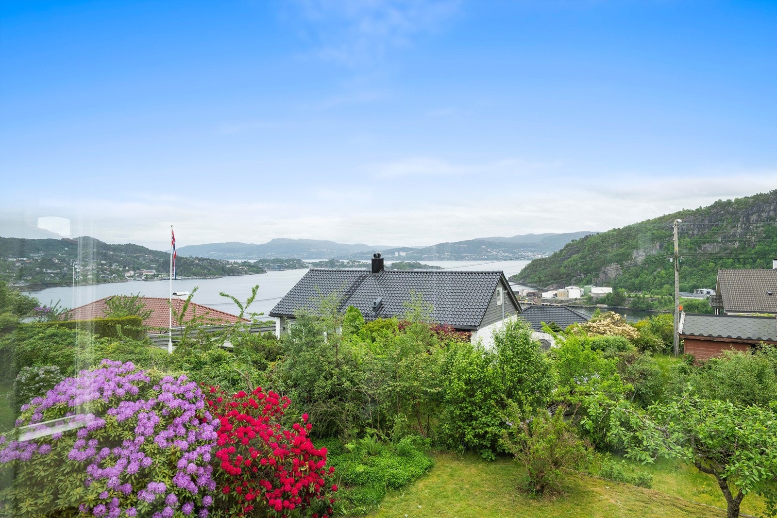 Fantastisk utsikt over innseilingen til Bergen med orkesterplass til de flotte cruisebåtene Galleribilde