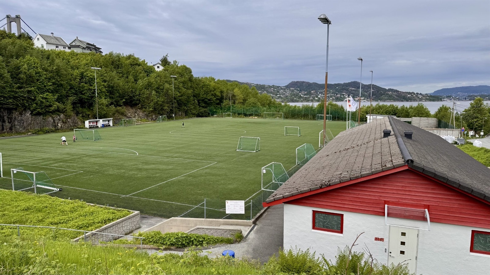Kjøkkelvik idettsplass som er en av få privateide fotballbaner i Bergen og som driftes av klubben. Her har de også klubbhus og selskapslokaler. Galleribilde