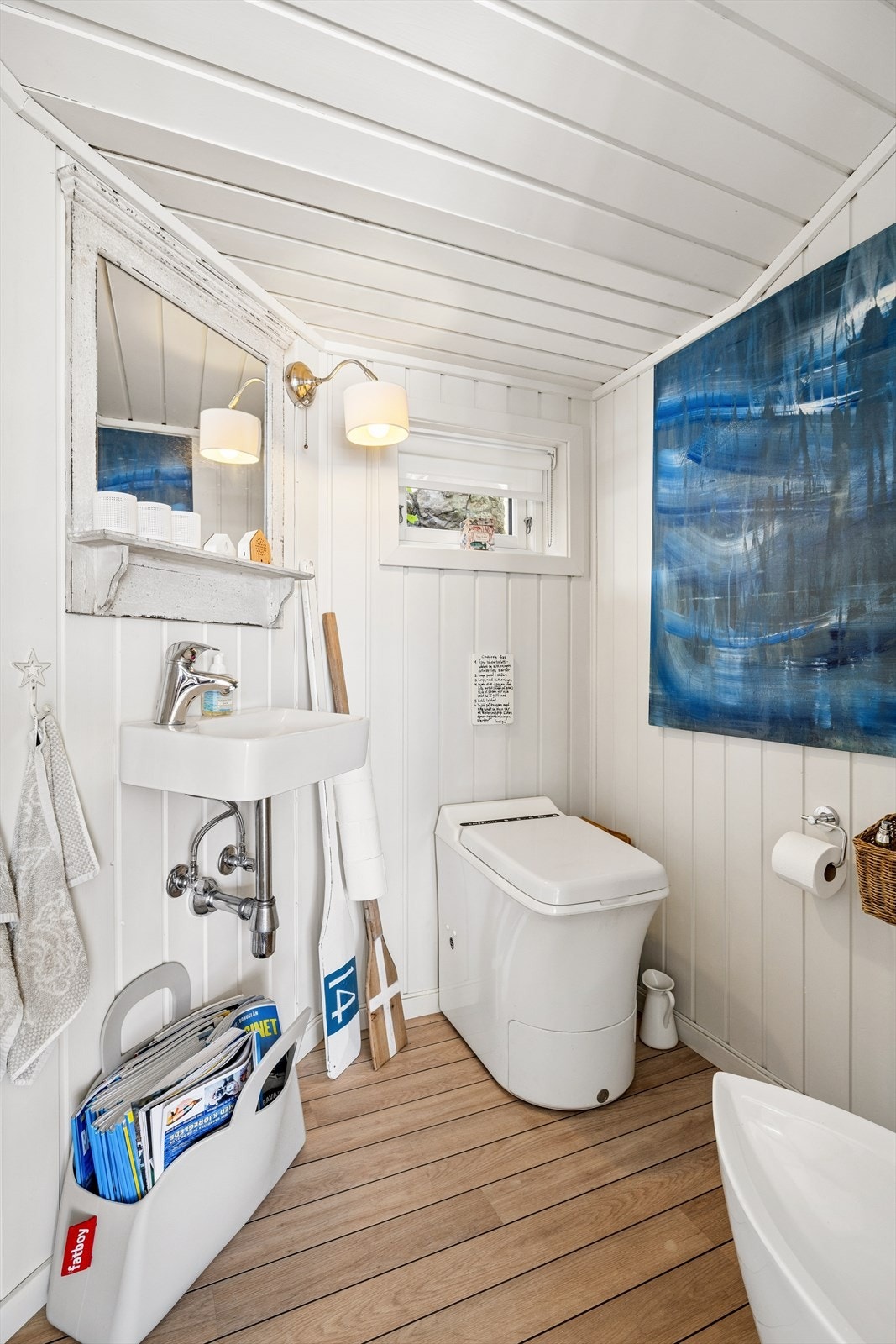 Toalettrommet er utstyrt med et moderne Cinderella forbrenningstoalett fra 2020 og et Uridan urinal fra 2022. Galleribilde