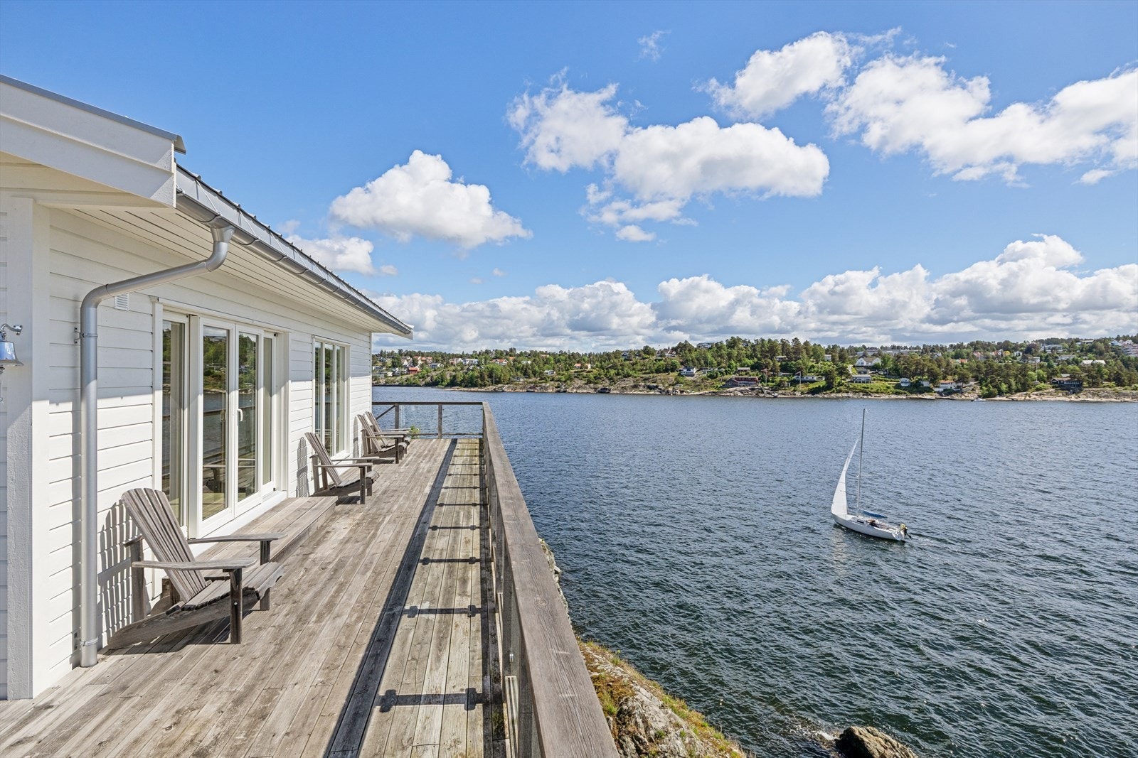 Verandaen strekker seg langs hele hyttas sjøside og gir en enestående utsikt. Galleribilde