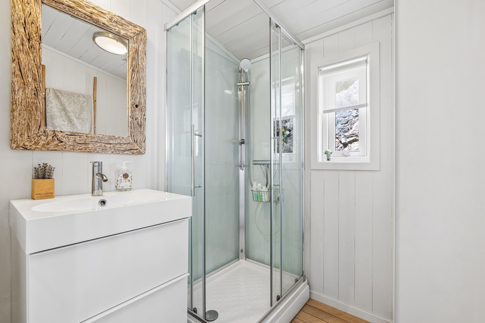 Badet i er utstyrt med servantskap og dusjkabinett. Galleribilde