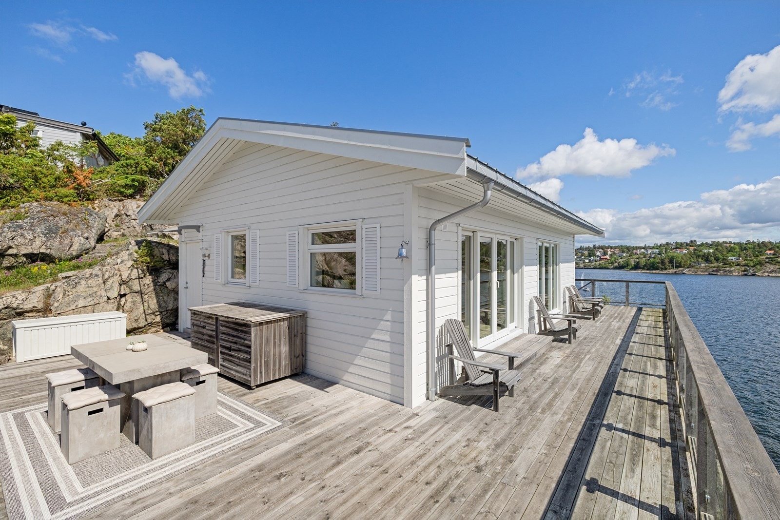 Uteplassen har god plass til flere sittegrupper for ulike anledninger. Galleribilde
