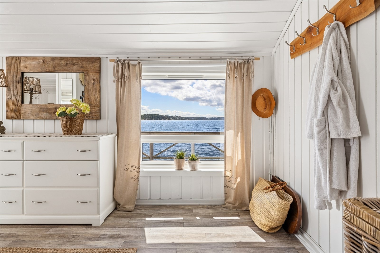 Gjennomgående bruk av lyse farger og trepanel skaper en maritim og lett atmosfære. Galleribilde