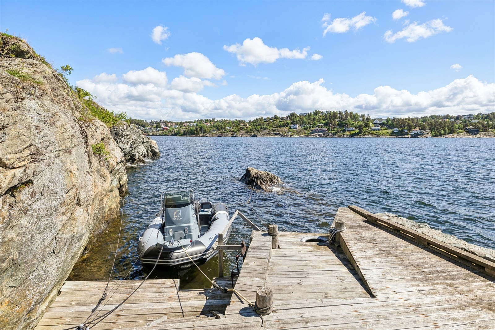 Den private bryggen gir enkel og direkte tilgang til sjøen og gode fortøyningsmuligheter for båt. Båt medfølger salget. Galleribilde