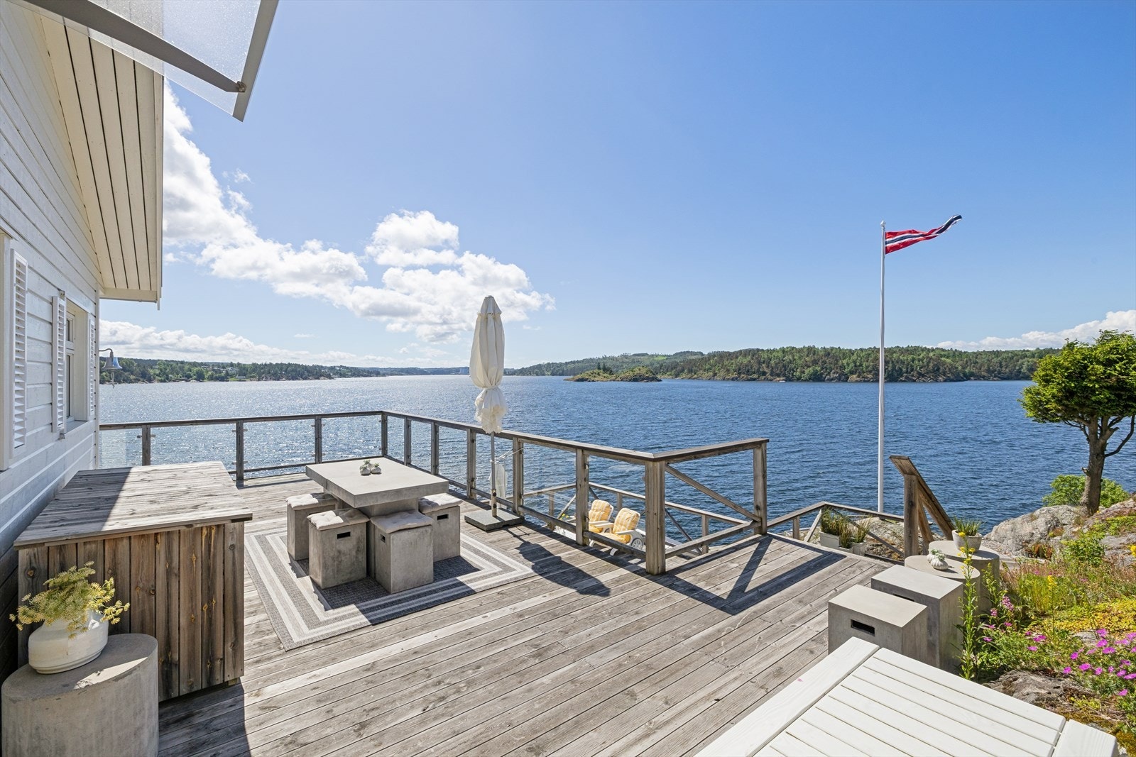 Hytten ligger høyt og fritt på svabergene med panoramautsikt over fjorden i flere retninger. Galleribilde