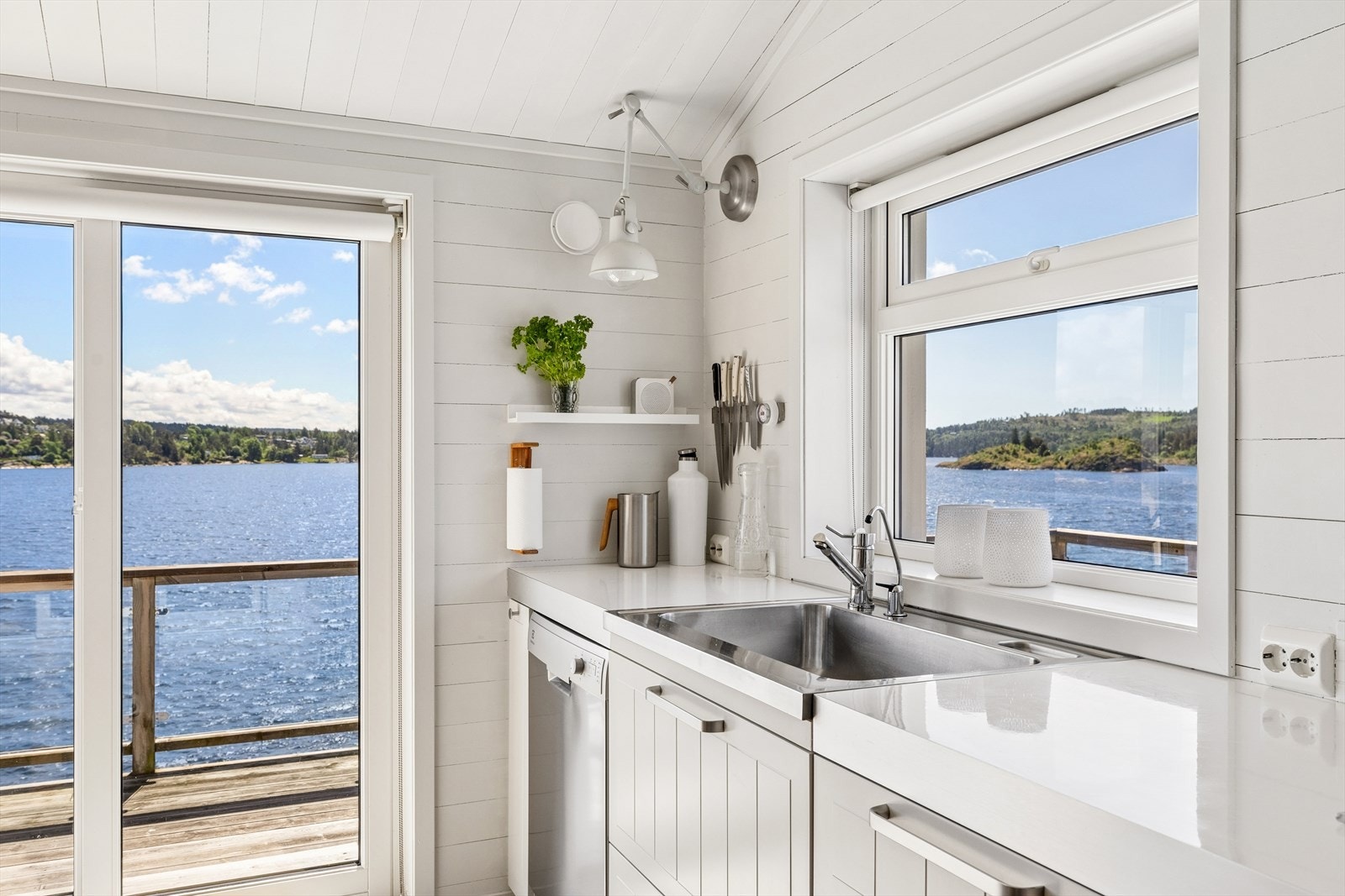 Fra kjøkkenet er det direkte utgang til verandaen via en balkongdør fra 2012. Galleribilde