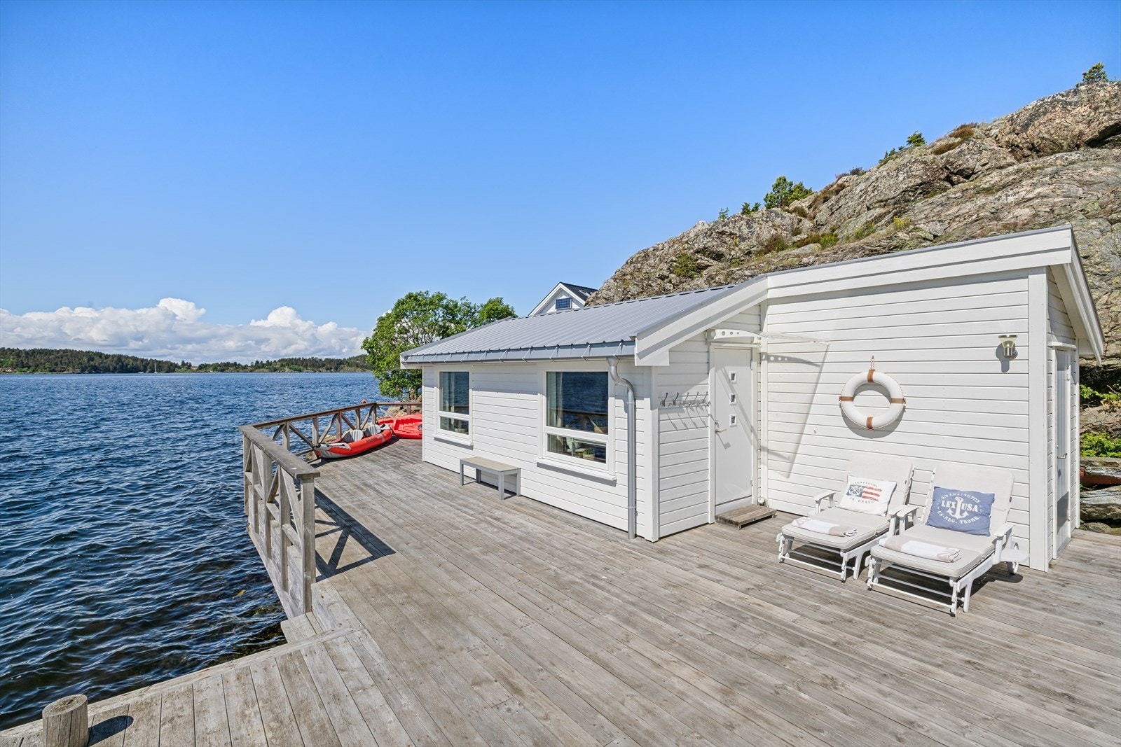 Annekset ligger idyllisk til helt nede ved sjøkanten, med umiddelbar nærhet til både brygge og badeplass. Galleribilde