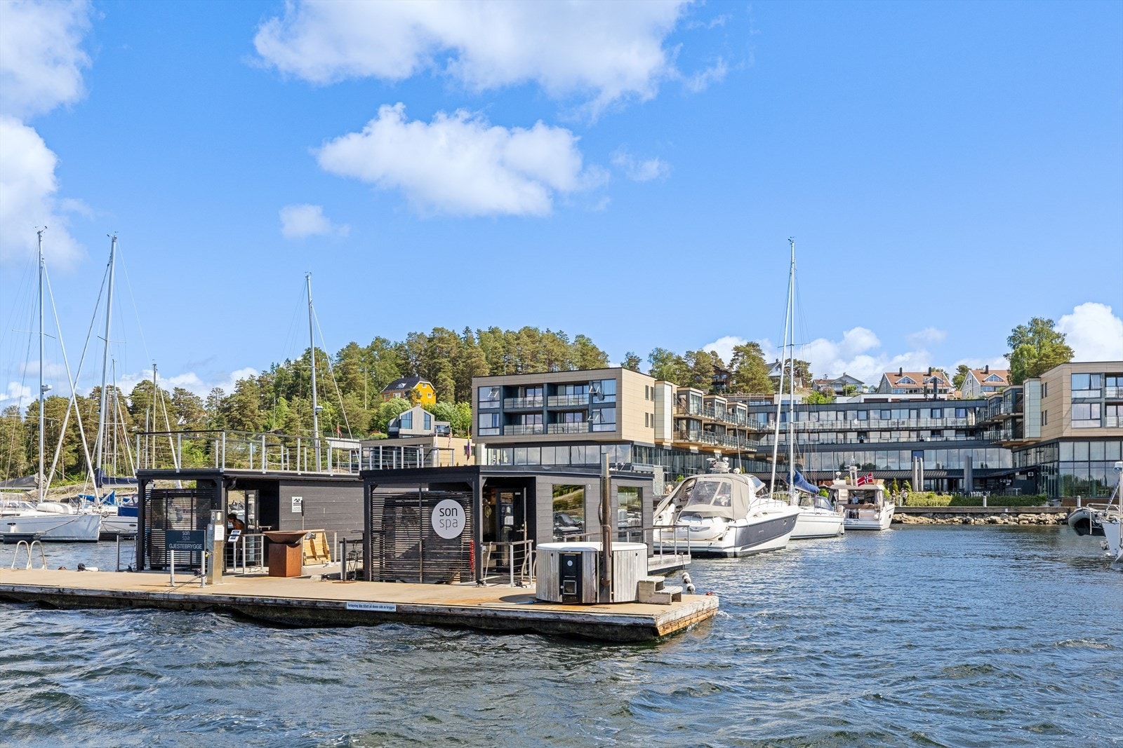 Son er kjent for sitt yrende sommerliv og sjarmerende kystmiljø. Galleribilde