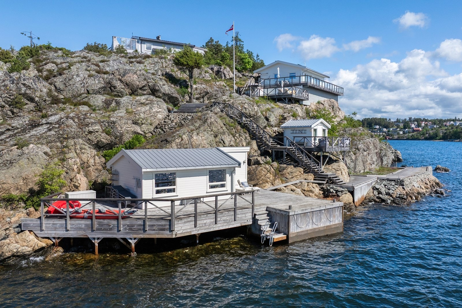 Annekset og gjestehytta ligger for seg selv på tomten, perfekt for å huse gjester. Galleribilde