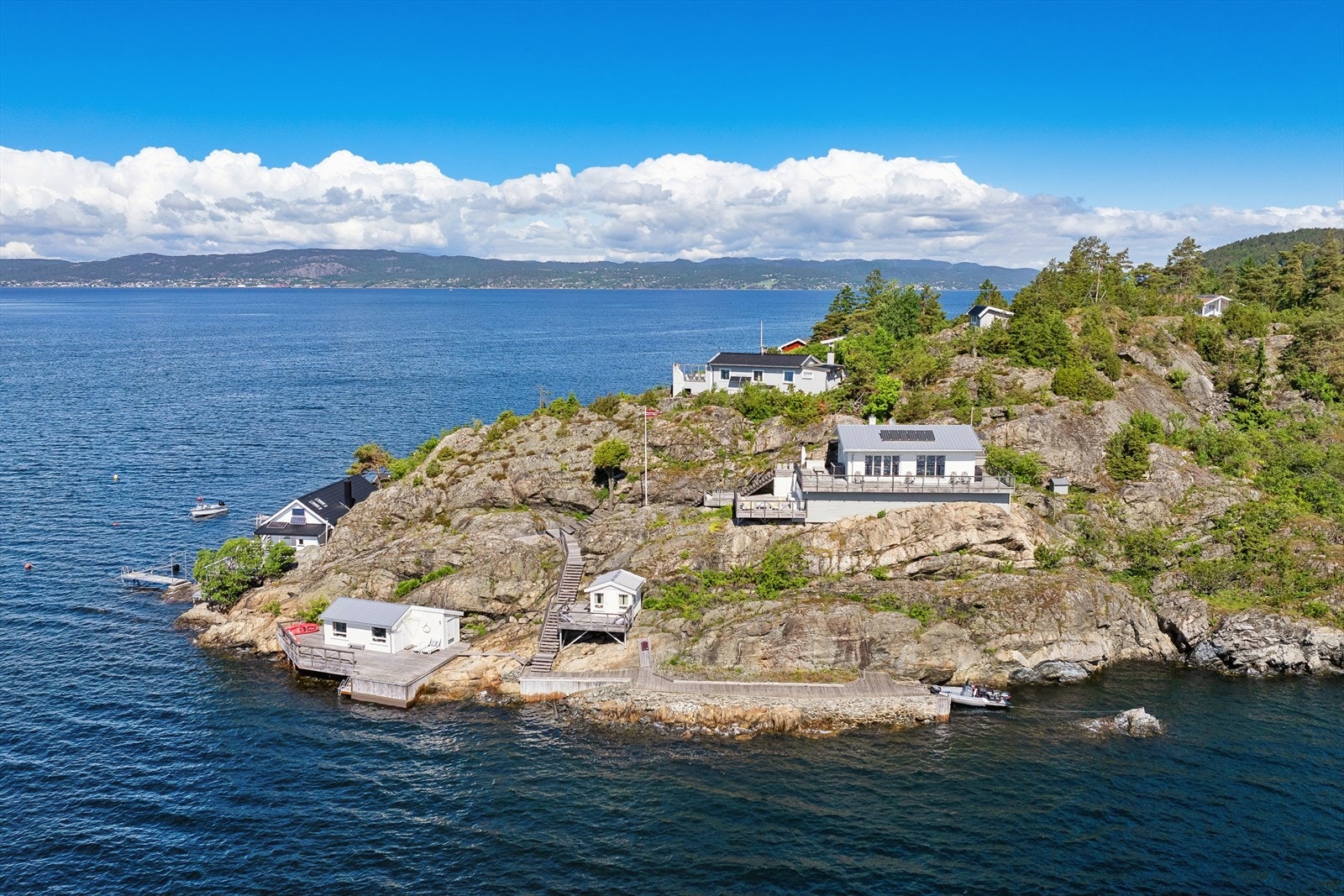 Dette er en eiendom for deg som ønsker ekte skjærgårdsidyll med sjøen tett på, gode solforhold og en beliggenhet som gir både ro og nærhet til byliv. Galleribilde
