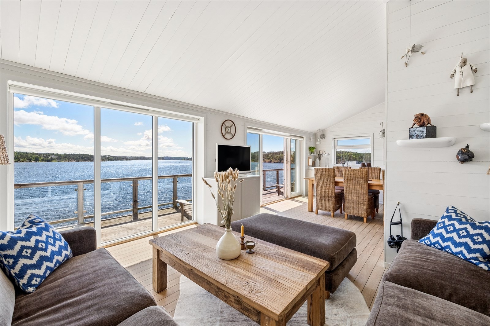 Stuen fremstår lys og luftig med store vindusflater som slipper naturen inn og byr på en fantastisk utsikt over fjorden. Galleribilde