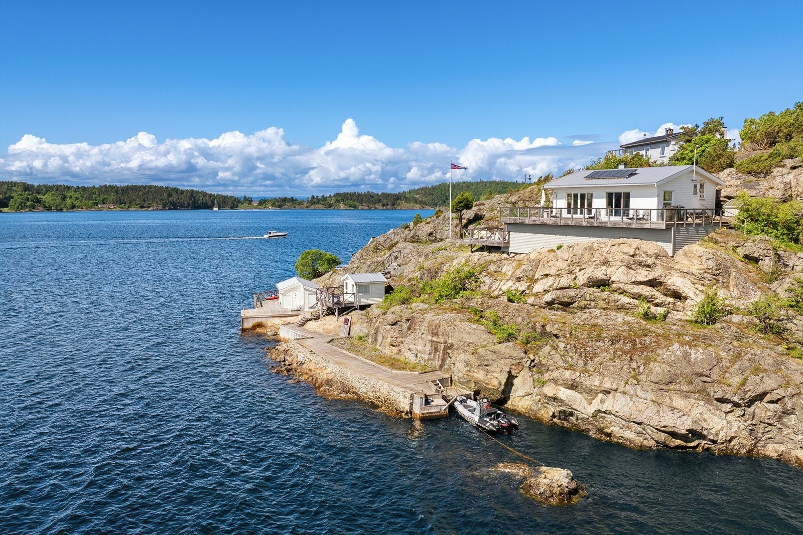 Storholmen 3 er en fritidsbolig på Storholmen, en bilfri øy kun en kort båttur fra attraktive Son sentrum. Galleribilde