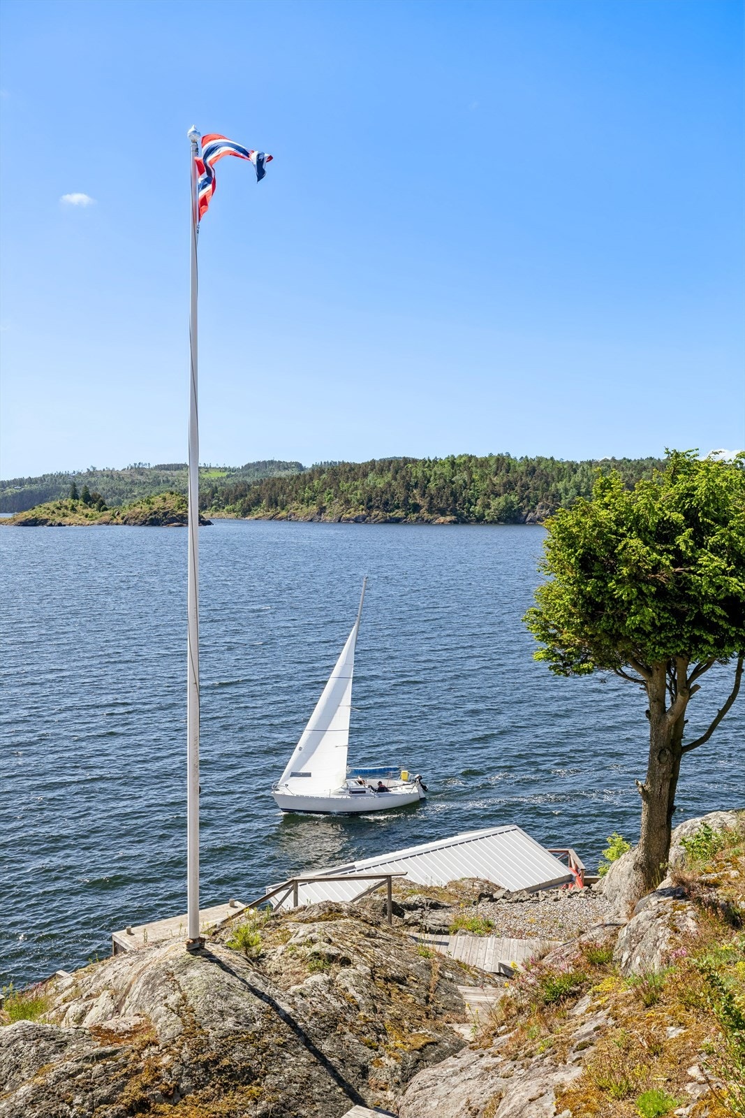 Heis flagget og nyt den norske sommeren i fulle drag. Galleribilde