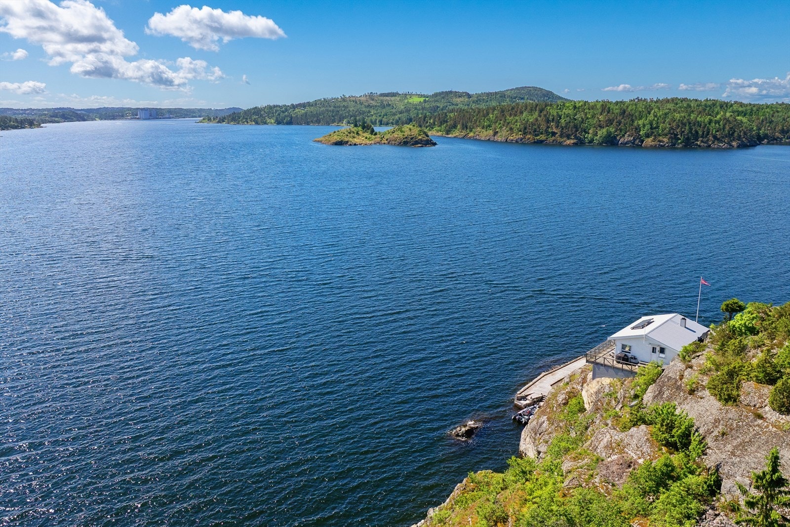 Herfra har du umiddelbar nærhet til skjærgården og båtlivet. Galleribilde
