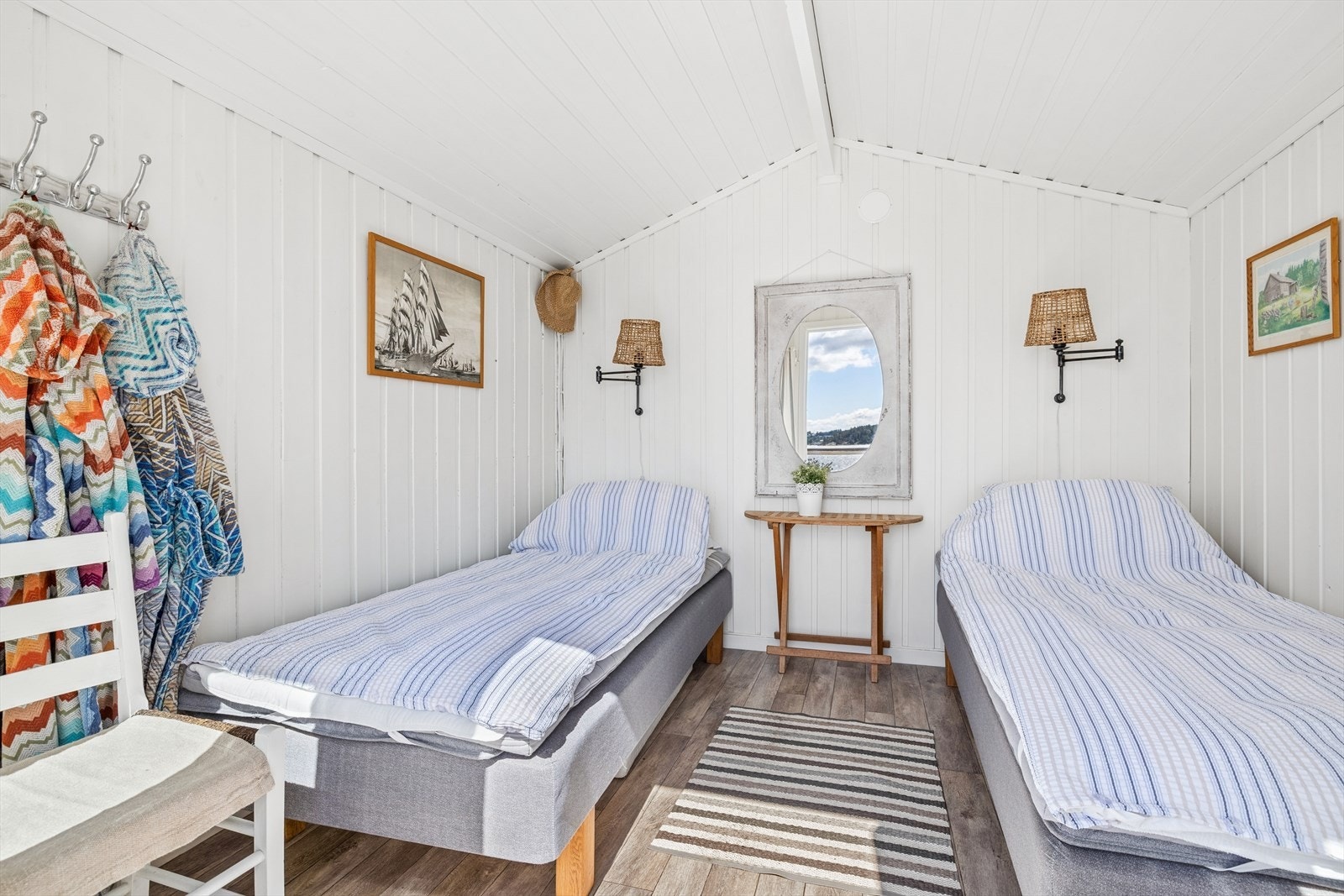 Gjestehytta er innredet med to sengeplasser og har egen veranda. Galleribilde