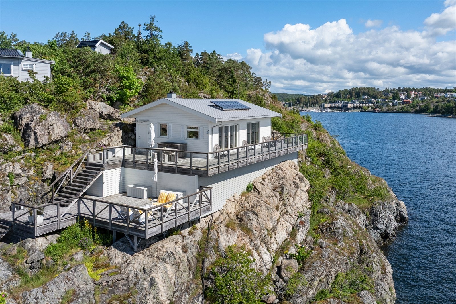 Hovedhytta er omkranset av en veranda på totalt ca. 109 m², bygget i impregnerte materialer i 2012. Galleribilde