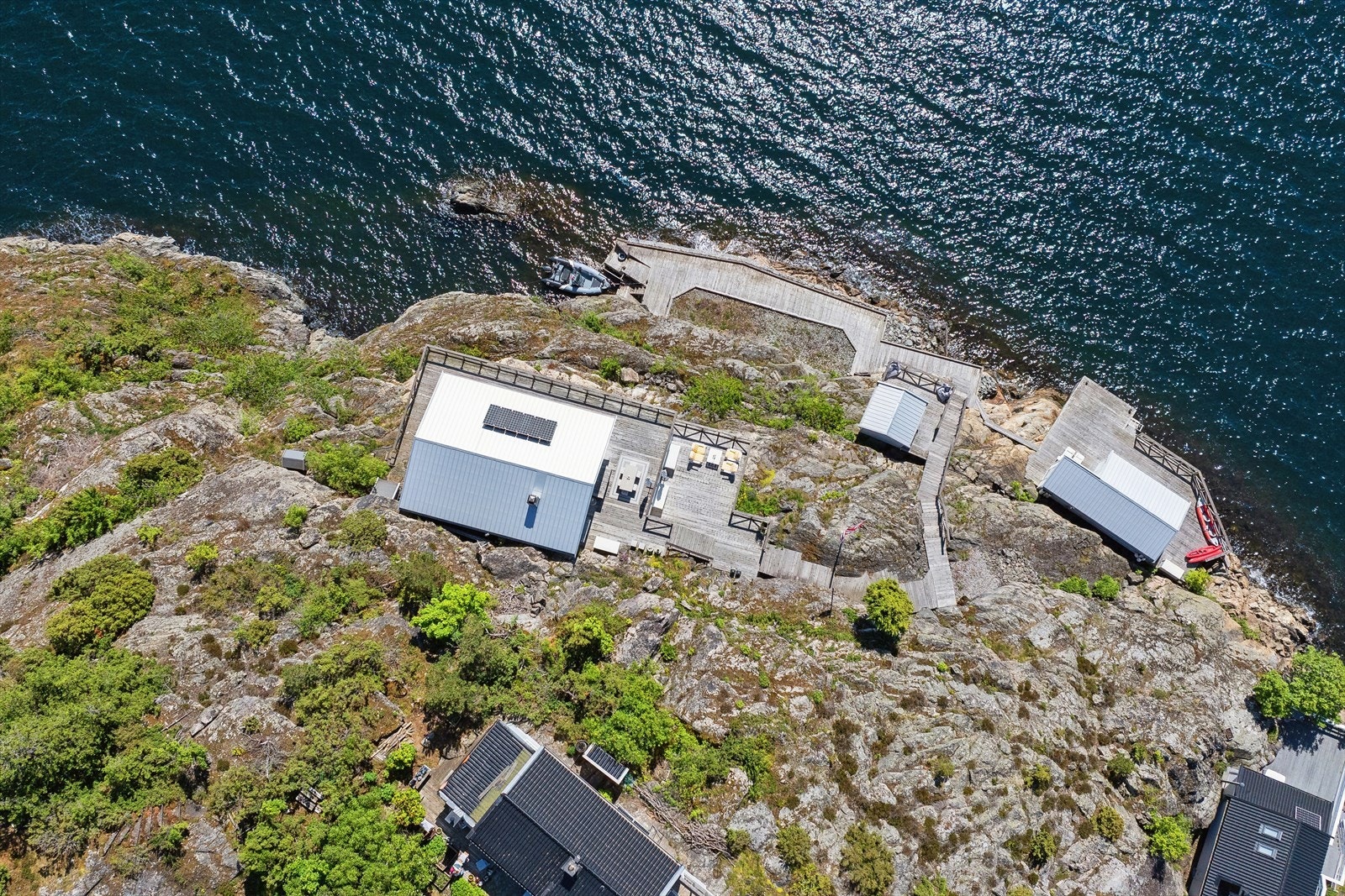 Tomten er fundamentert på fjell og er naturlig integrert i det skrånende terrenget. Galleribilde