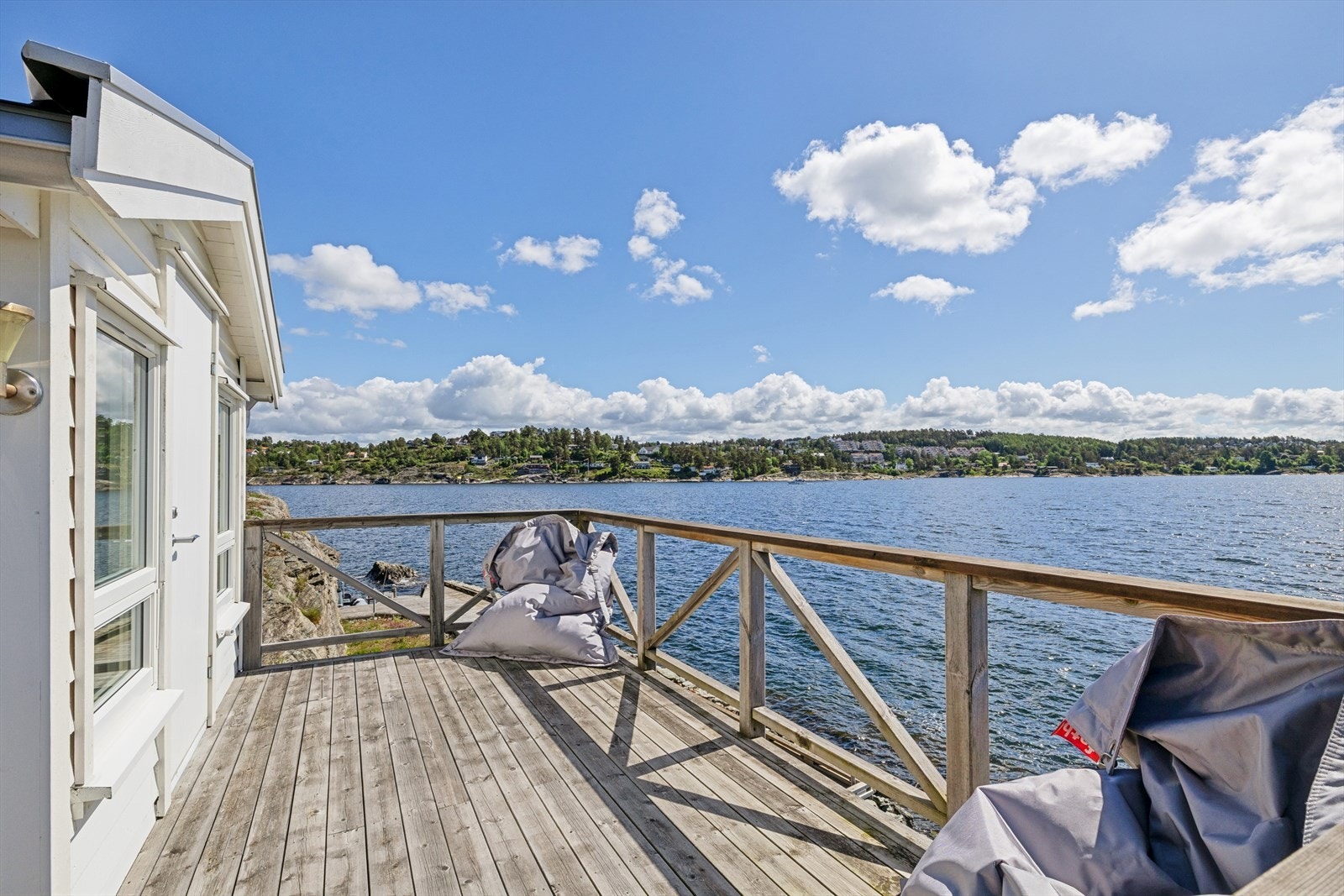 Fra verandaen oppleves en helt unik nærhet til sjøen, med utsyn over glitrende fjord og omkringliggende skjærgård. Galleribilde