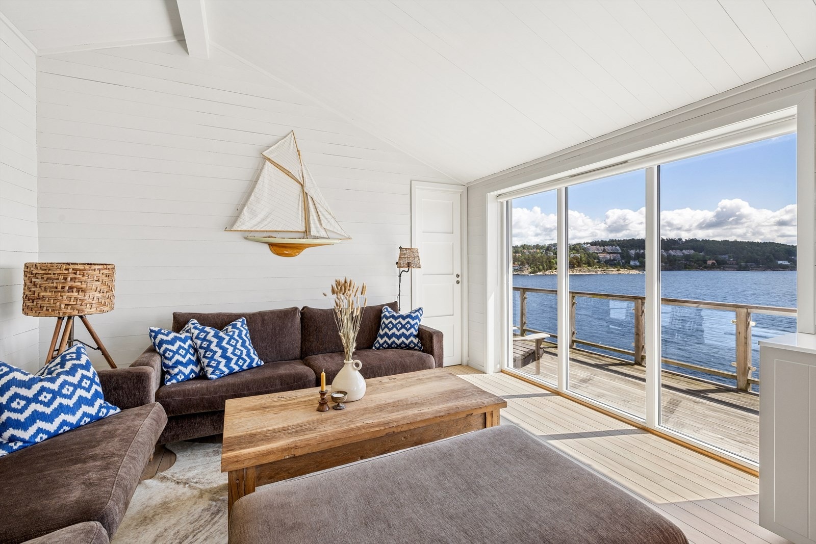 Skyvedøren i aluminium fra 2012 gir direkte utgang til verandaen, og skaper en sømløs overgang mellom inne- og utearealer. Galleribilde